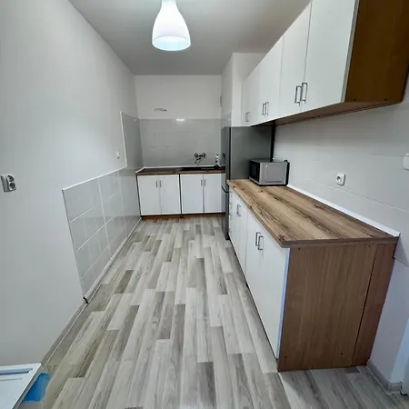 Z Balia Nad Wodospadem W Glebi Lasu *